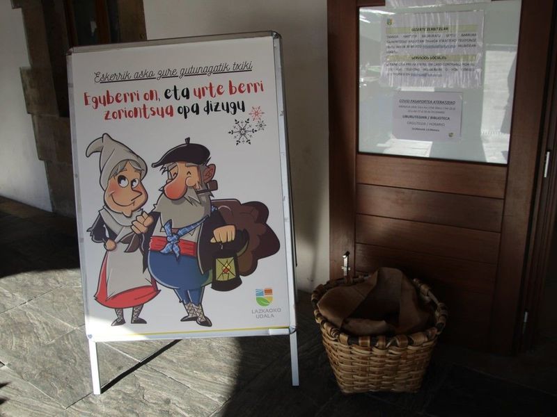 Lazkaoko Udalak saski bat jarri du Olentzero eta Mari Domingiri gutunak bidaltzeko, abenduaren 22an eta 23an