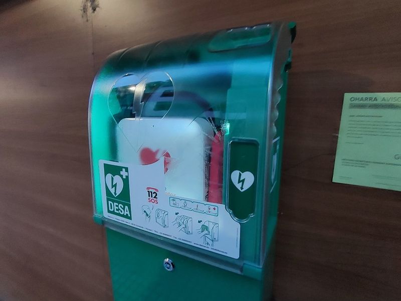 Lazkaok desfibriladore sarea indartu du Lazkaoko Beneditarren Fundazioaren kanpoaldean gailu berri bat jarriz Lazkaok desfibriladore sarea indartu du Lazkaoko Beneditarren Fundazioaren kanpoaldean gailu berri bat jarriz