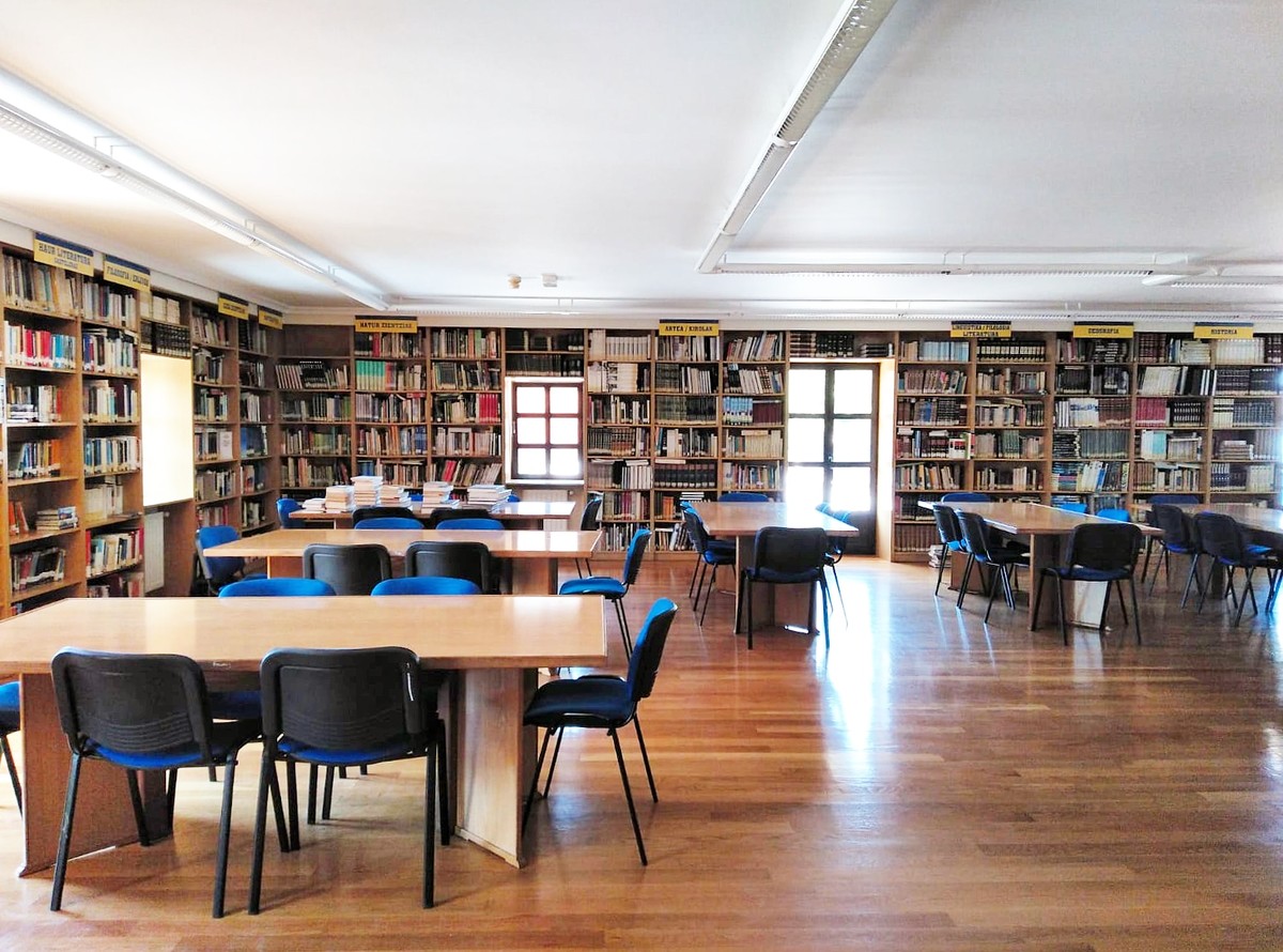 Liburutegia jaietako ordutegia