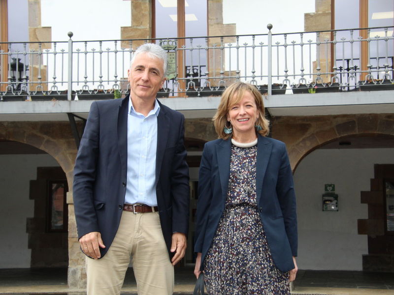Reunión entre Eider Mendoza y Kepa Zubiarrain para impulsar los proyectos estratégicos de Lazkao