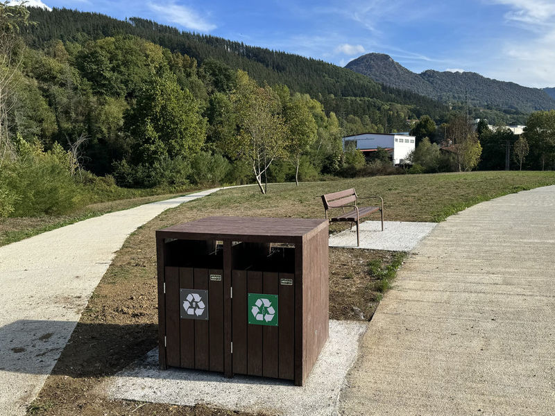 Lazkaoko Udalak bankuak eta paperontziak jarri ditu meandroan, espazio publikoa hobetzeko Lazkaoko Udalak bankuak eta paperontziak jarri ditu meandroan, espazio publikoa hobetzeko